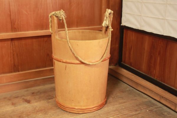【蔵出し】★美品 木製品『良い木味 紐付きの桶』径約34.2㎝高さ約53.3㎝★(検:初だし/古民具/古民家/古民芸/樽/おけ/たる/当時物)80608H