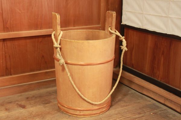 【蔵出し】★美品 木製品『良い木味 紐付きの桶』径約33.6㎝高さ約53.7㎝★(検:初だし/古民具/古民家/古民芸/樽/おけ/たる/当時物)80608F