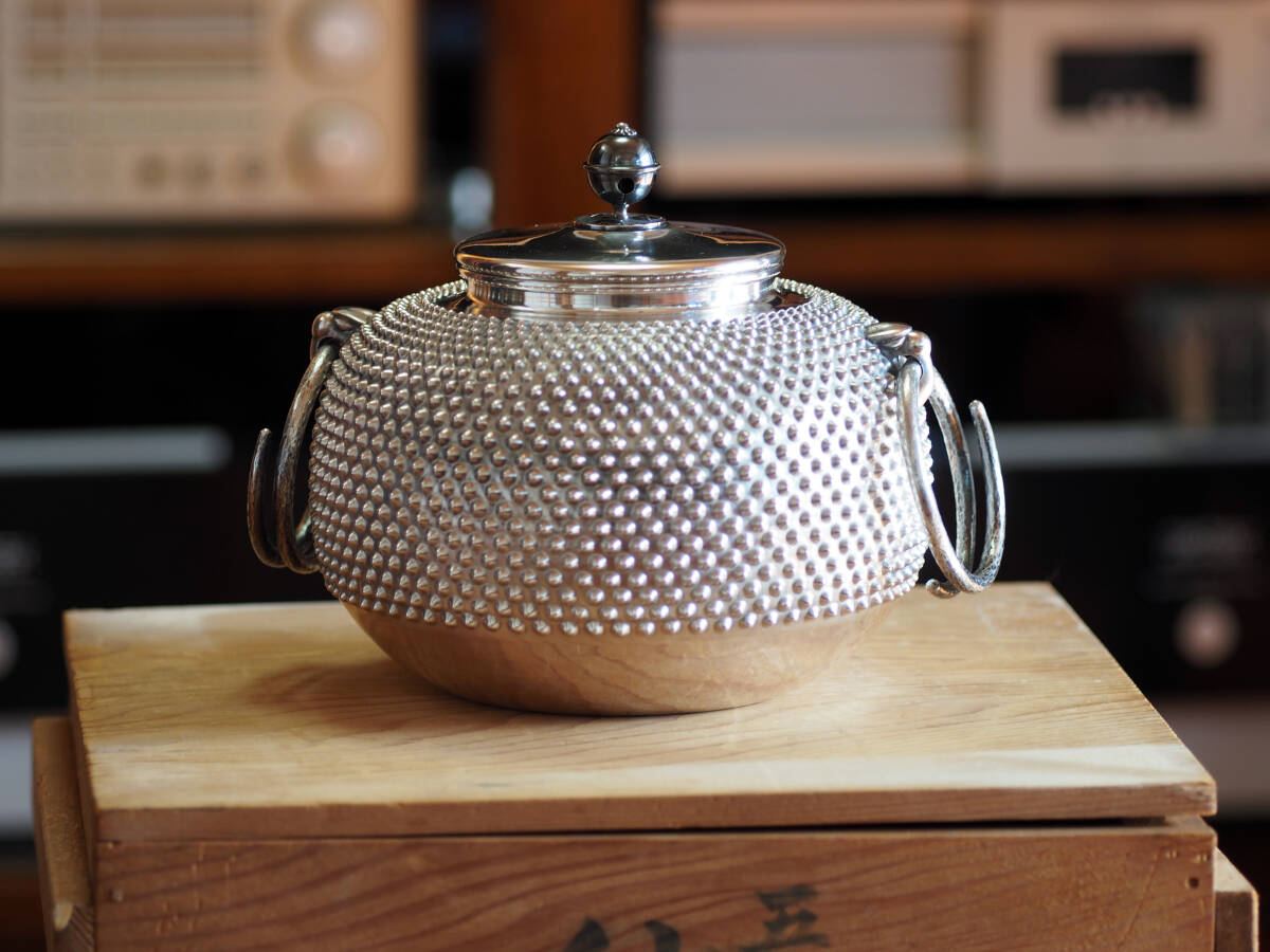 銀製霰湯沸　銀製品　約1230ｇ　純銀/銀瓶/湯瓶/湯沸/急須　茶道具　名家蔵保管品　骨董　純銀　シルバー　大正六年