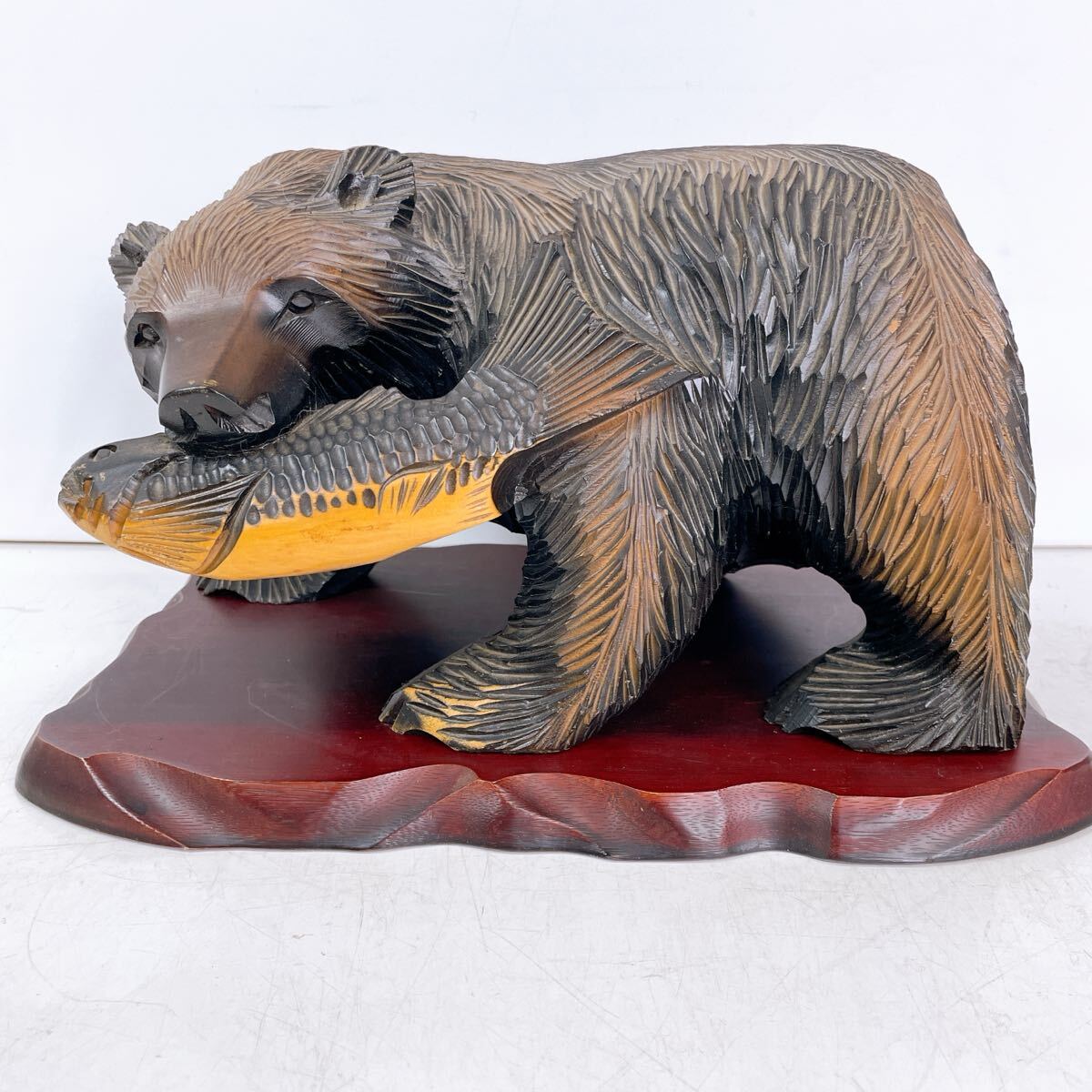 782(中古) 北海道 民芸品 鮭をくわえた木彫りの熊 彫刻 置物 昭和レトロ インテリア オブジェ 現状品