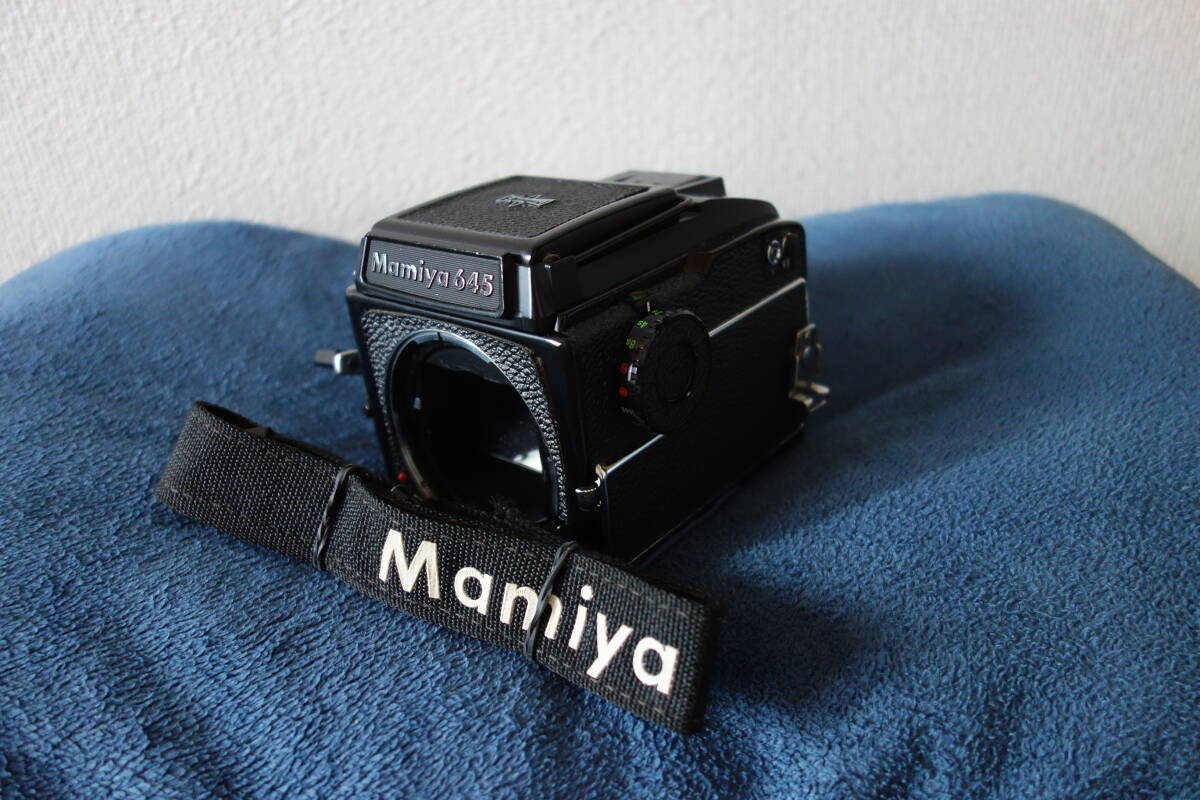 MAMIYA　645　1000s　ストラップとキャップ付き