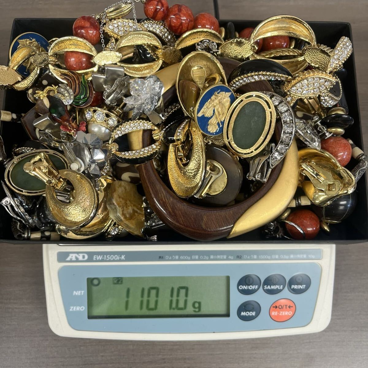 (o1981) 1円〜 1kg越え！ メッキアクセサリー まとめ イミテーション ネックレス リング ブローチ イヤリング など 総重量 1101ｇ