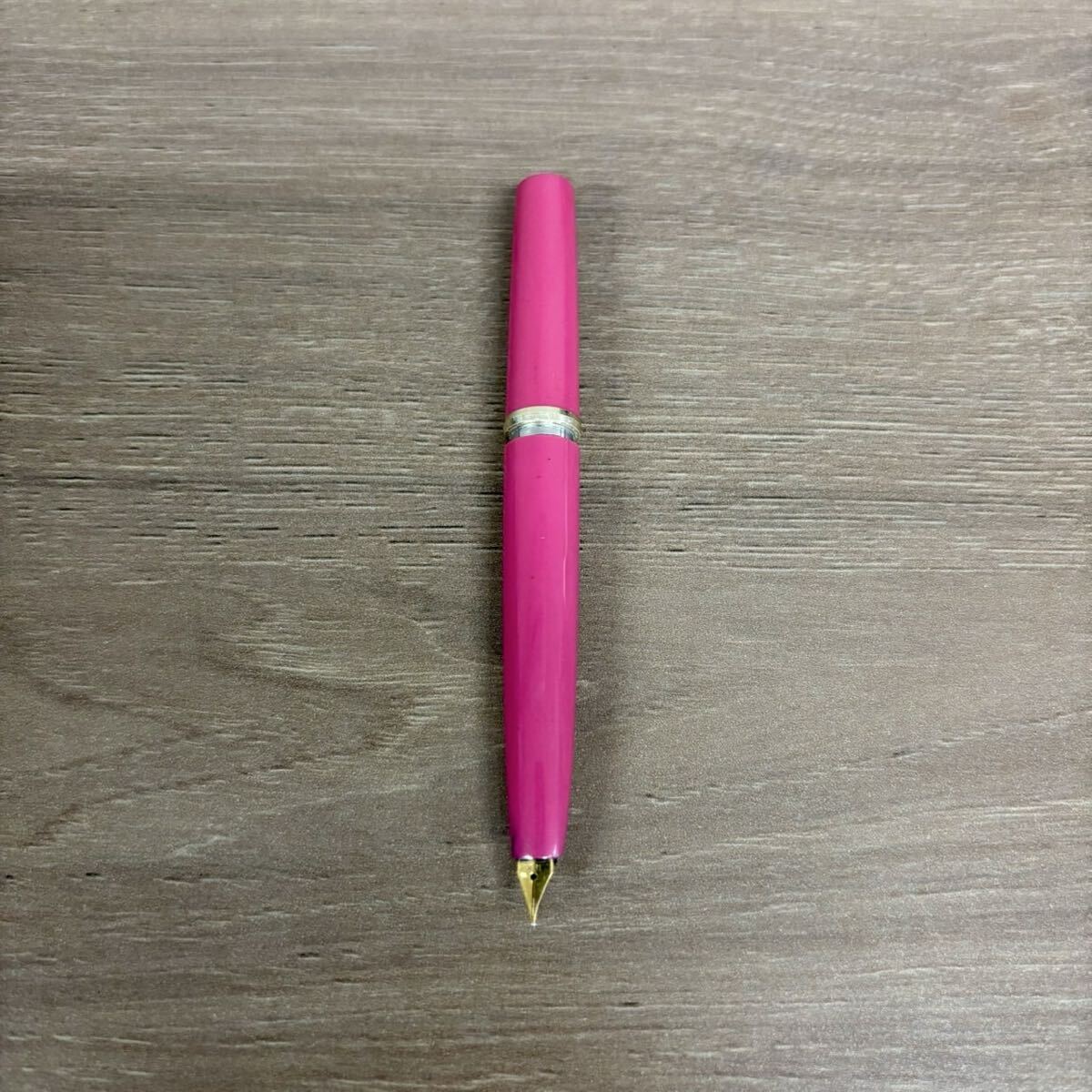 (o)1946【１円スタート】万年筆 ペン先18k ショートサイズ万年筆 コンパクト万年筆 ショート万年筆 ポケットサイズ ピンク色 私的刻印あり 