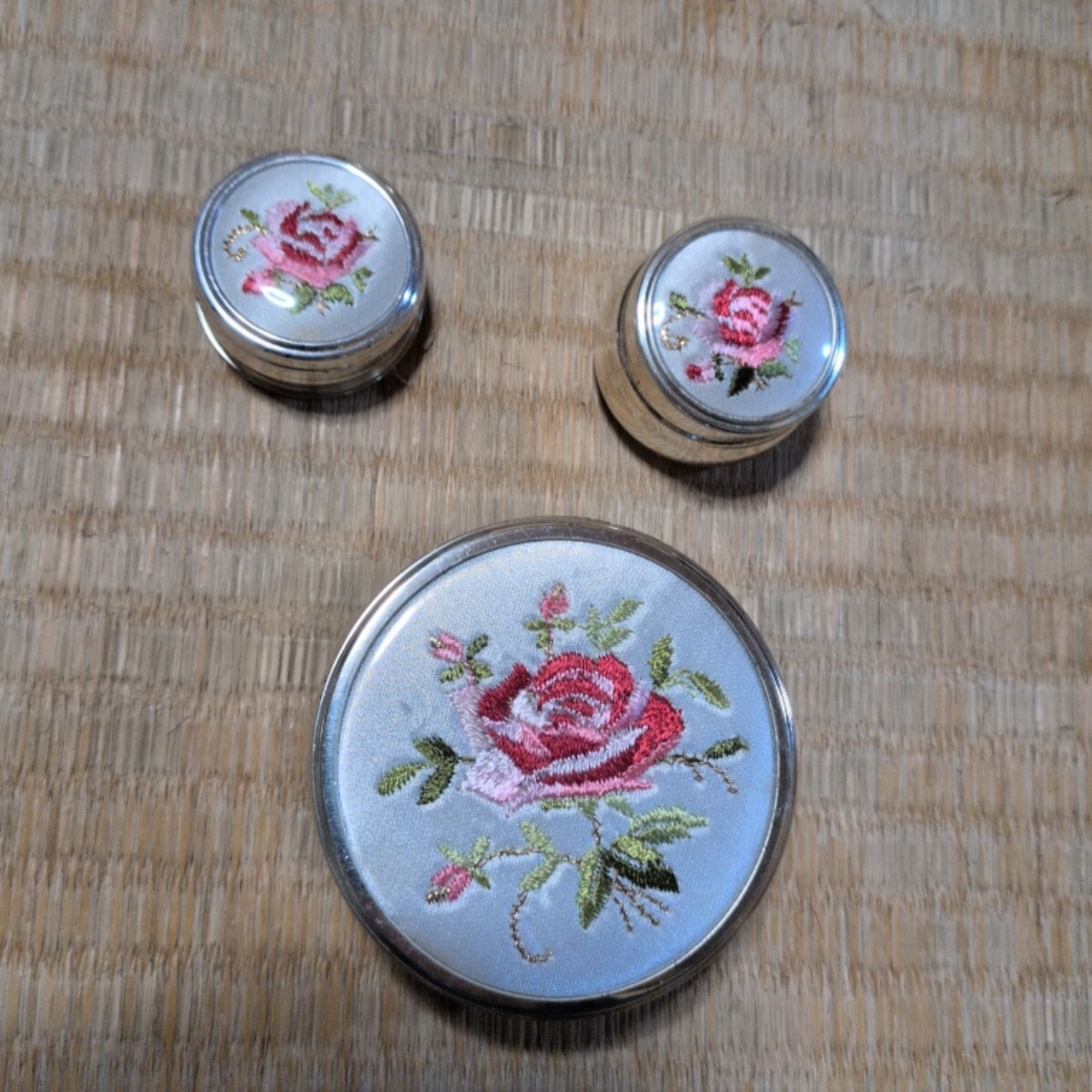 刺繍 薔薇 小物入れ