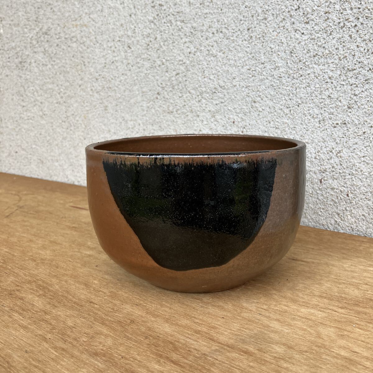 高さ10.5cm 大茶碗 出西窯でしょうか？ 古作？ 茶碗 口の部分と側面の一部はざらざらした手触り 重さ717g 赤土 黒釉 民藝 茶器 茶道具