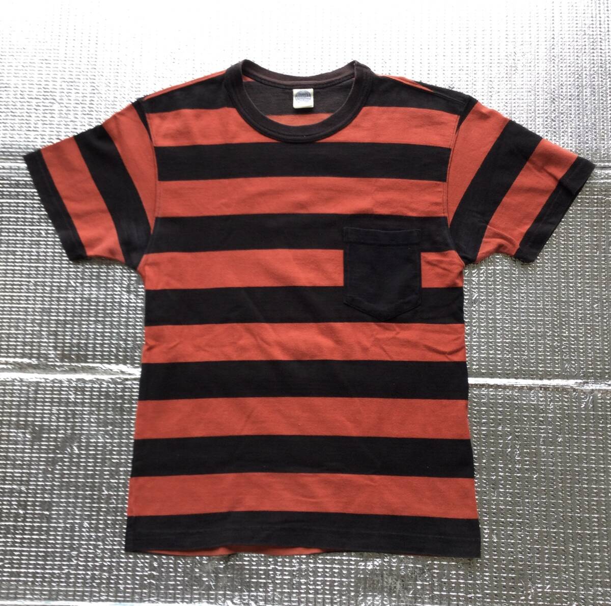 【TOY'S McCOYトイズマッコイMcHlLLマックヒル★プリズナー/ボーダー柄★胸ポケ付Ｔシャツ★黒／赤】岡本博　東洋ハーレーショベルバイカー