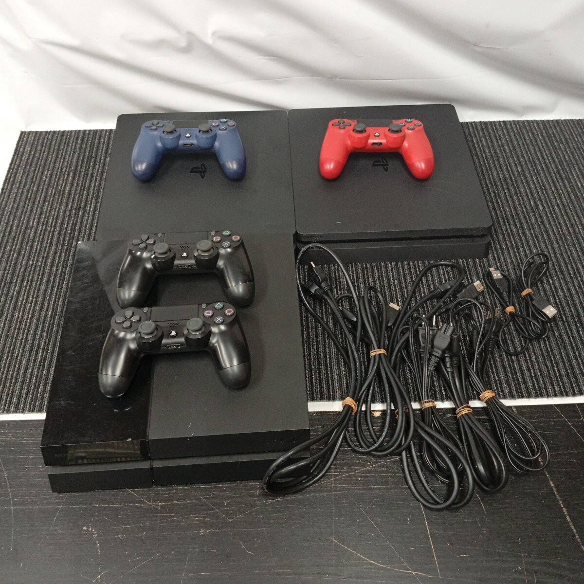 usC-558 SONY ソニー PlayStation4 CUH-2000A CUH-2200A CUH-1000A 3台　コントローラー4点 動作確認済 付属品有 