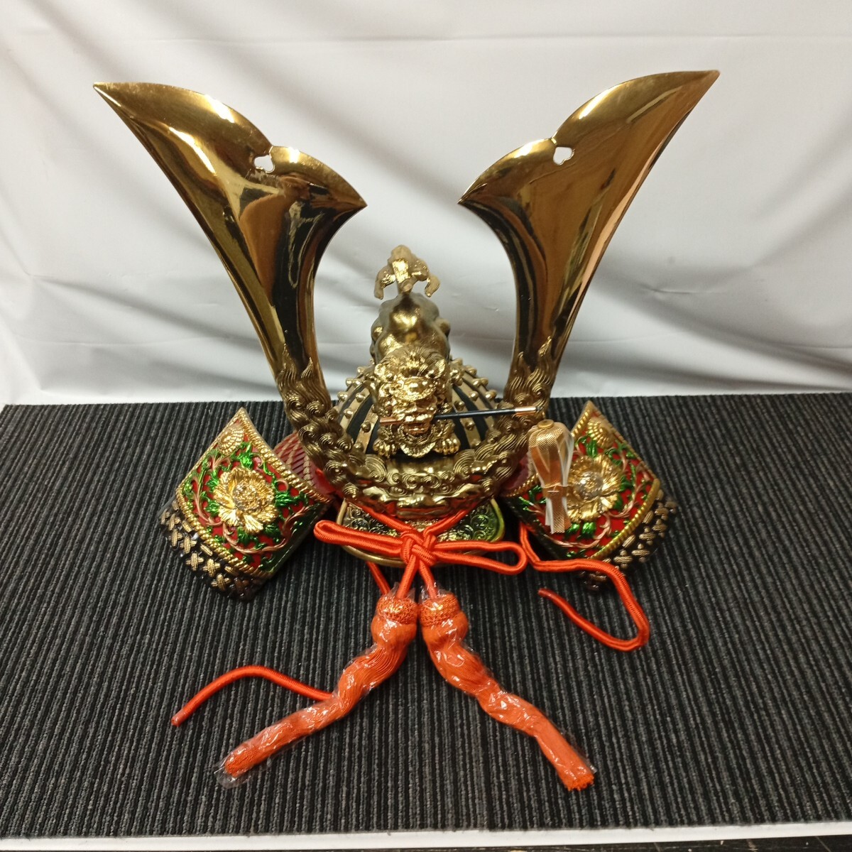 usC-568 五月人形 兜飾り 兜 インテリア 縁起物 金属製 現状品