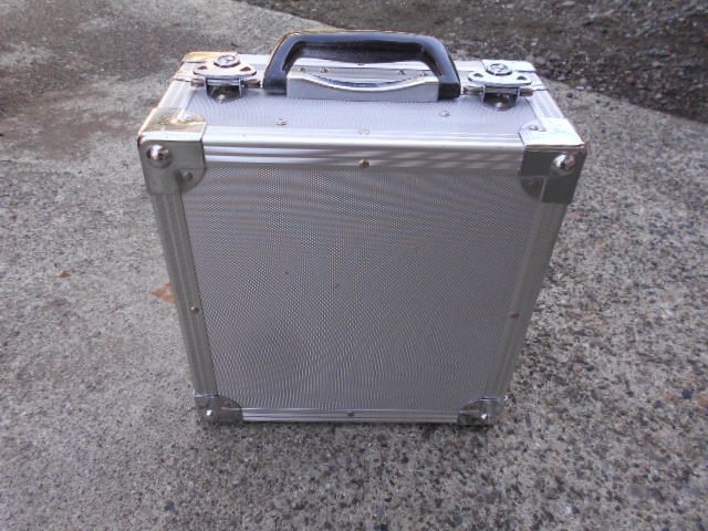 ★　小さなアルミケース　外寸２６０（Ｗ）×１４０（Ｈ）×２７５（Ｄ）　重量　1・８㎏　中古　★