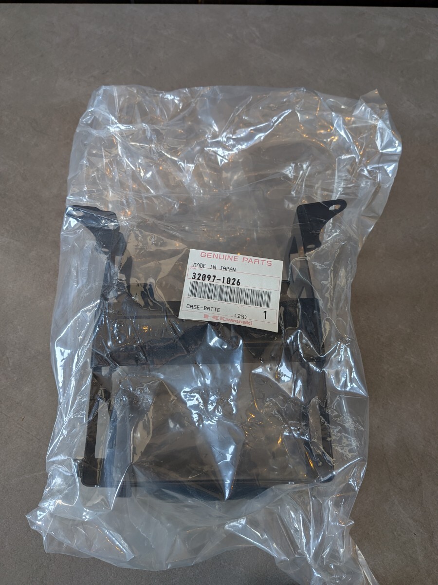 Z400FX 当時物 純正 新品 バッテリーケース 32097-1026 E1 E2 E3 Z500FX Z550FX Z400J B-K-013 検( GT380 XJ400 CB400F CBR400 cbx400f