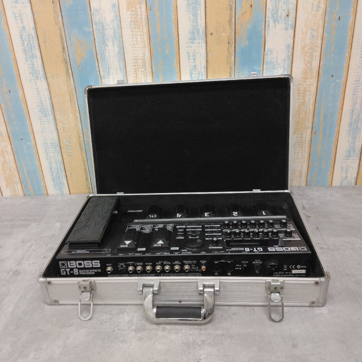 BOSS GT-8 GUITAR EFFECTS PROCESSOR マルチエフェクター＋ハードケース(破損り蓋が外れます) アダプター欠品 ジャンク品
