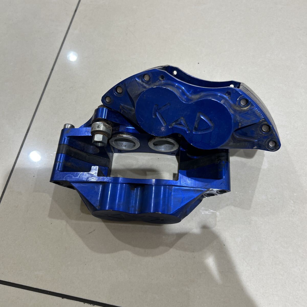 英国KAD 4ポットアルミキャリパー　ベンチ用　ブルー7．75インチ　中古