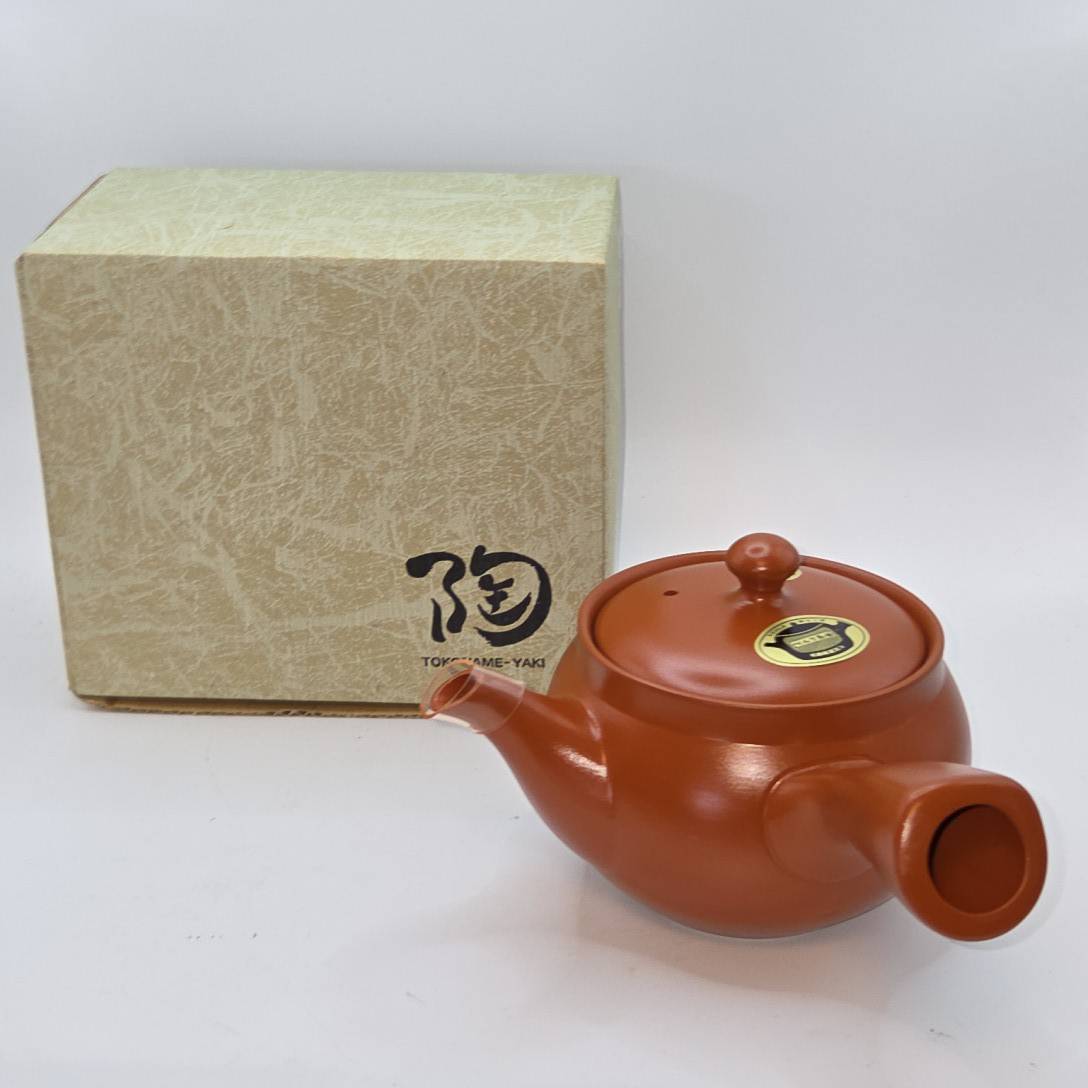 常滑焼 朱泥急須 内部にひょっとことオカメの細工 帯アミ 横手茶注 共箱　B660