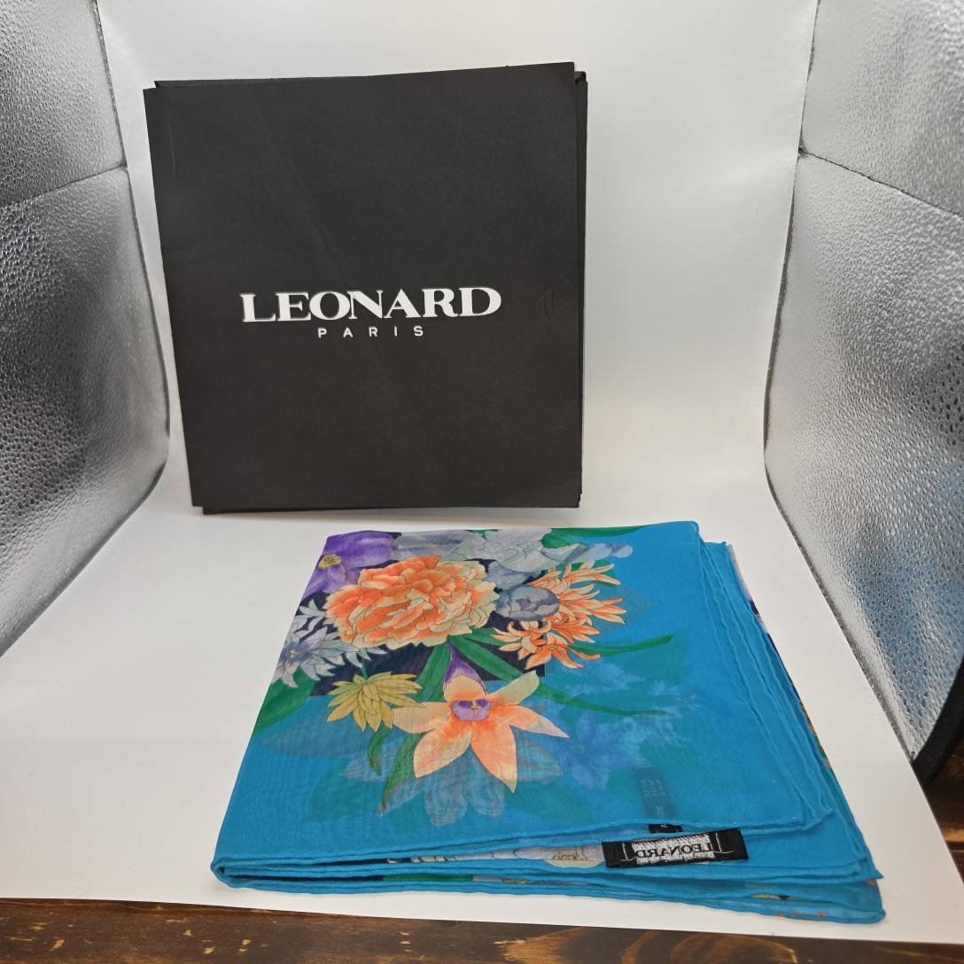 【未使用】LEONARD PARIS レオナール 大判スカーフ ストール 花柄 ブルー系 箱付き　B701