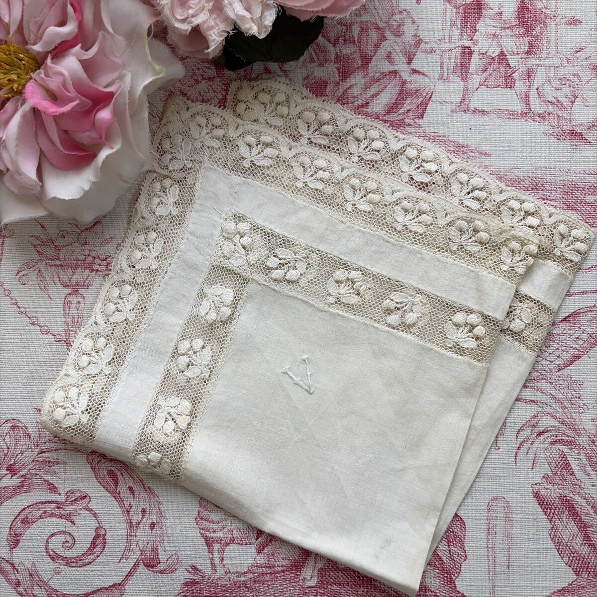 フランスアンティーク豪華！美しいレースの刺繍ハンカチ！さくらんぼ　イニシャル　ロマンティック　ドール　素材　 ハンドメイド