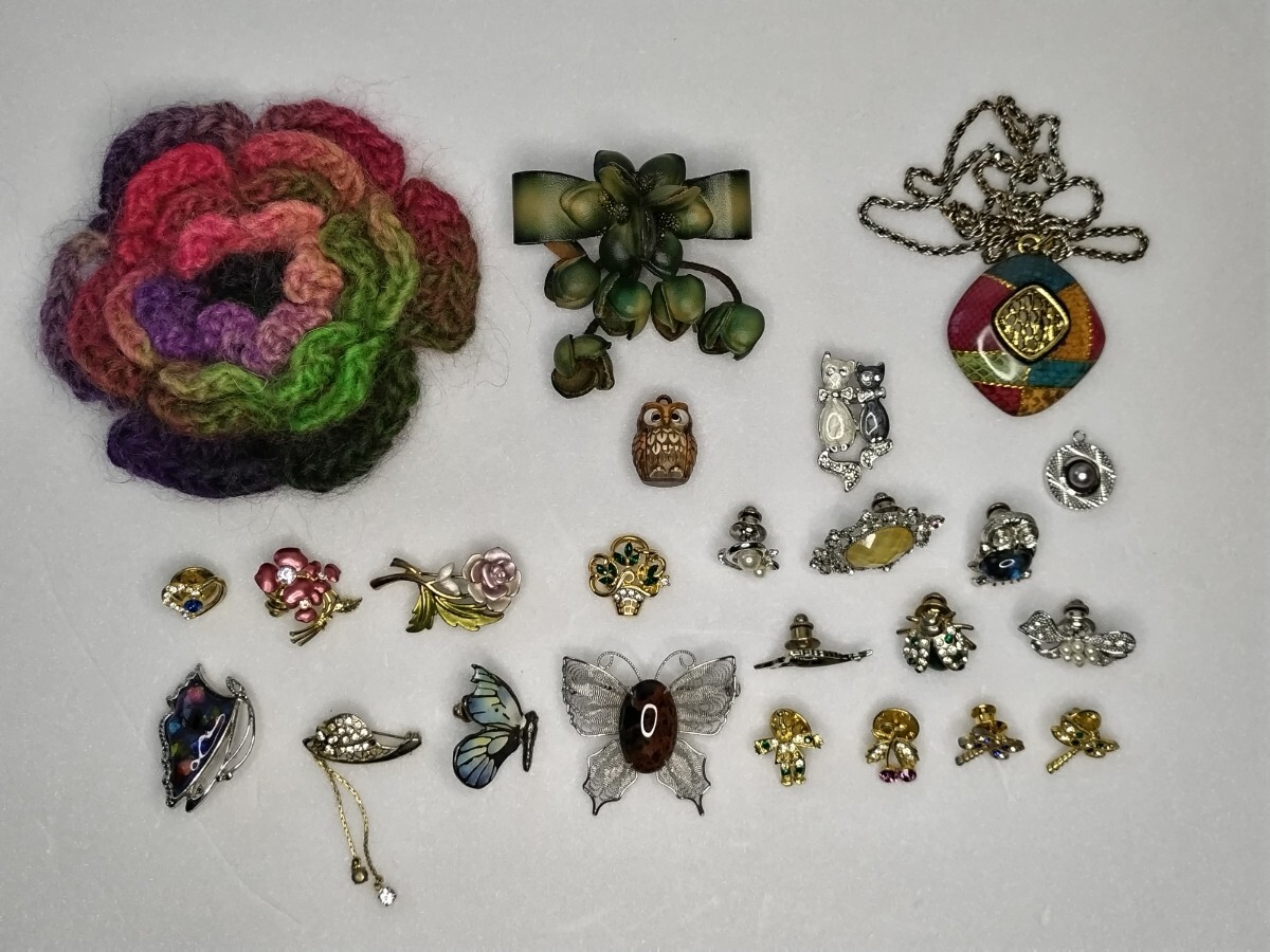 ブローチ ペンダントトップ ネックレス 24個まとめて/中古/ ピンバッジ/ 蝶/トンボ/花/虫/猫