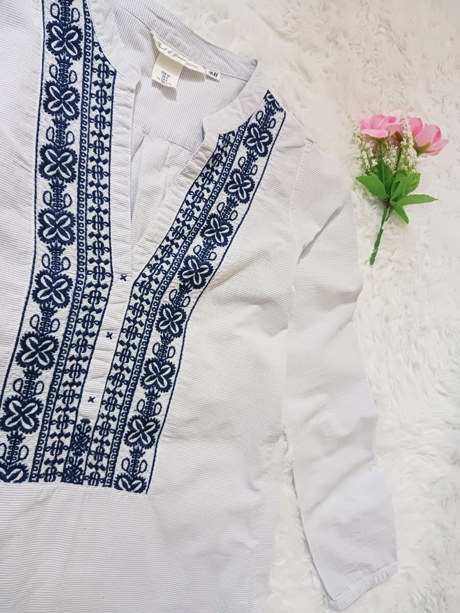 【美品】H&M　刺繍入りシャツワンピース　ストライプ柄　COTTON　白&ブルー　11号　Mサイズ　レディース