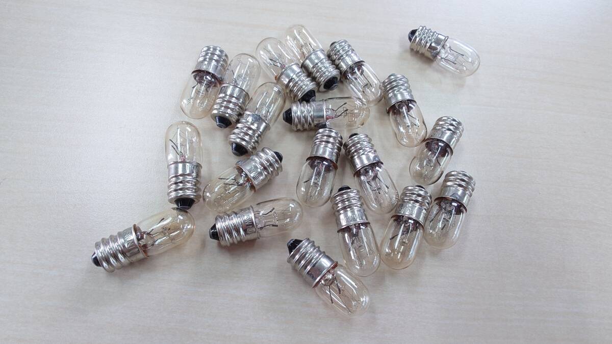 豆電球 110V 5W 中古品 20個セット ① 外寸 幅約12mm×高さ約32mm×奥行約12mm 点灯チェックしていません ※ジャンク扱い品