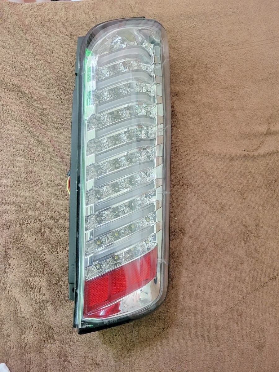 キャラバン NV350 E26 新品 クリアテール 左側 割れあり