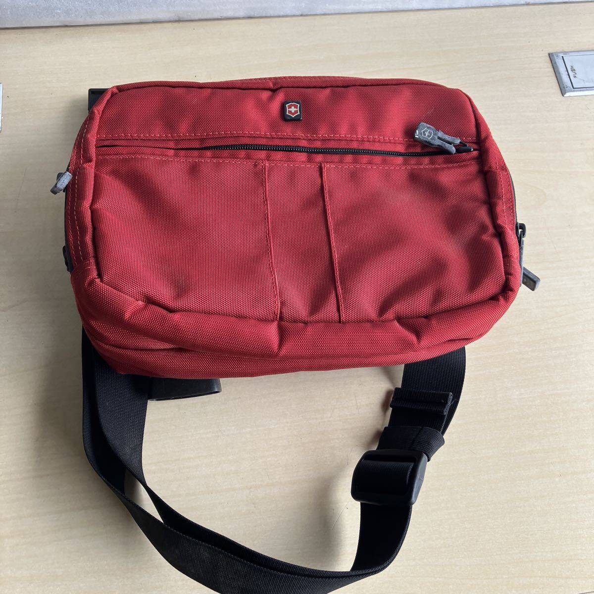 VICTORINOX ビクトリノックス ショルダーバッグ レッド