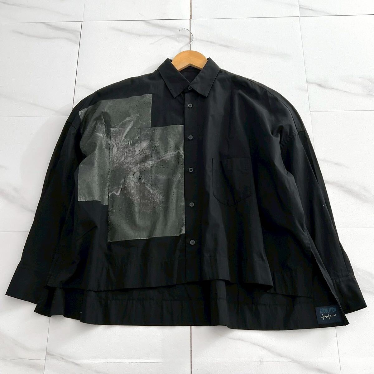 25SS◆regulation Yohji Yamamoto 短丈シャツ ブラウス フローラル 花柄 プリント コットン ブラック 黒 長袖 レディース ヨウジヤマモト