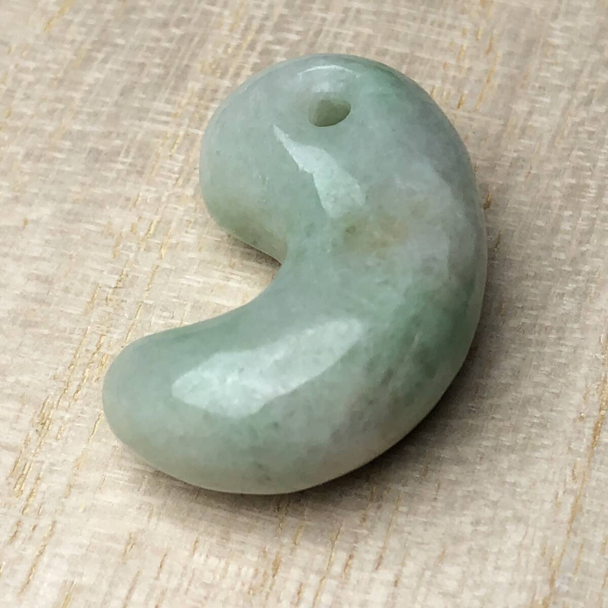 翡翠製 土偶 勾玉　弥生縄文古墳須恵器根付　重さ12ｇ　ケース付き