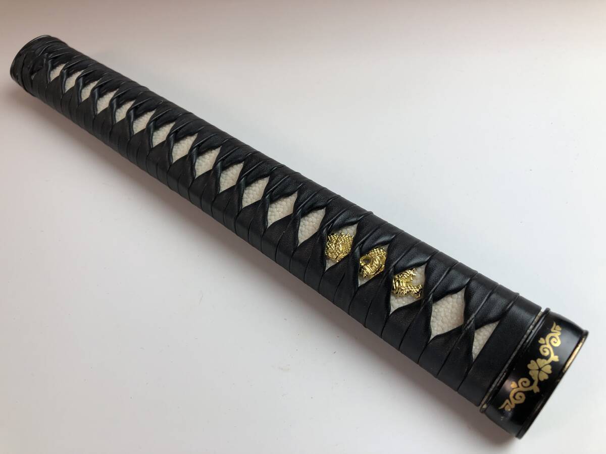 日本刀柄　刀柄　合金製装具　縁頭　目貫　目釘付　居合刀用　新品　長さ30CM　本鮫革　木柄　合成革巻