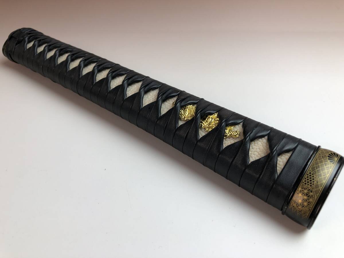 日本刀柄　刀柄　合金製装具　縁頭　目貫　目釘付　居合刀用　新品　長さ27CM　本鮫革　木柄　合成革巻