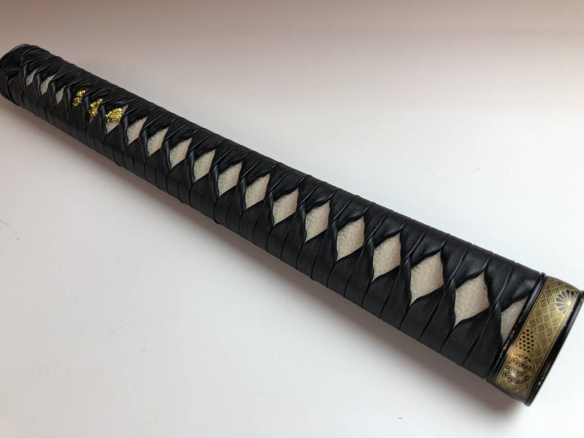 日本刀柄　刀柄　合金製装具　縁頭　目貫　目釘付　居合刀用　新品　長さ30CM　本鮫革　木柄　合成革巻