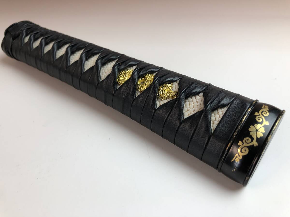 日本刀柄　刀柄　合金製装具　縁頭　目貫　目釘付　居合刀用　新品　長さ21CM　本鮫革　木柄　合成革巻