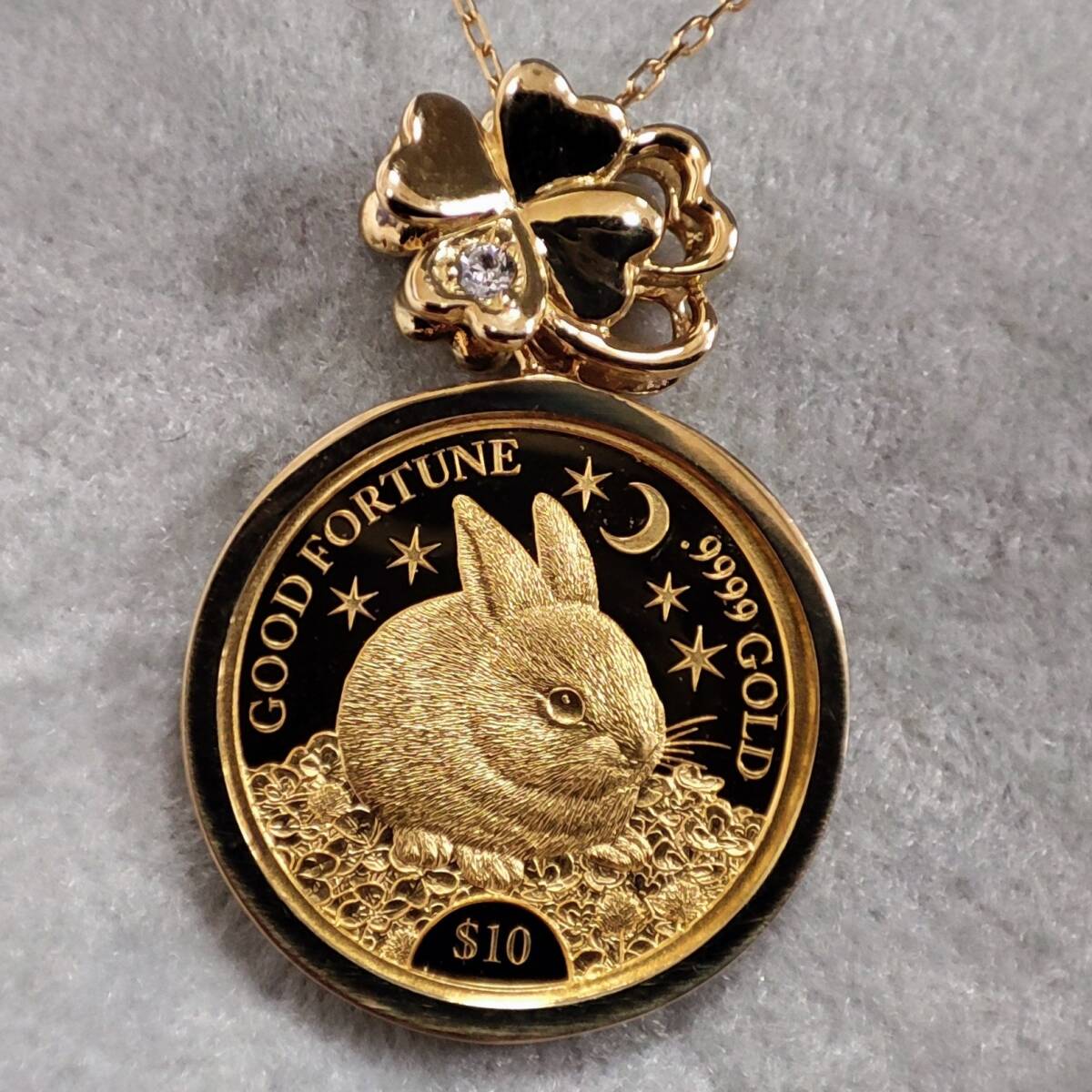 幸せのうさぎと四つ葉のクローバー金貨 純金コインペンダント 1/25oz・K24コイントップ/K18ネックレス・トップ枠/0.01ctダイヤ IEI
