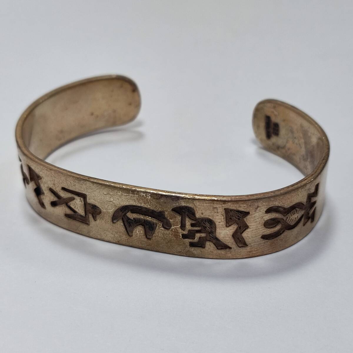 シルバーバングル 925/STERLING 刻印 内周約15cm/開口約2.9cm 重量約39.8g 象形文字柄 SILVER ヴィンテージ