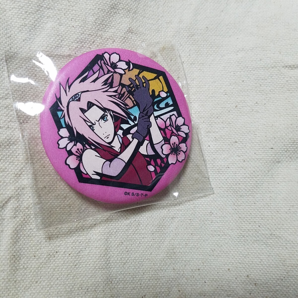 即決　春野サクラ　缶バッジ　ジャンプショップ　NARUTO 切り絵　和紙　