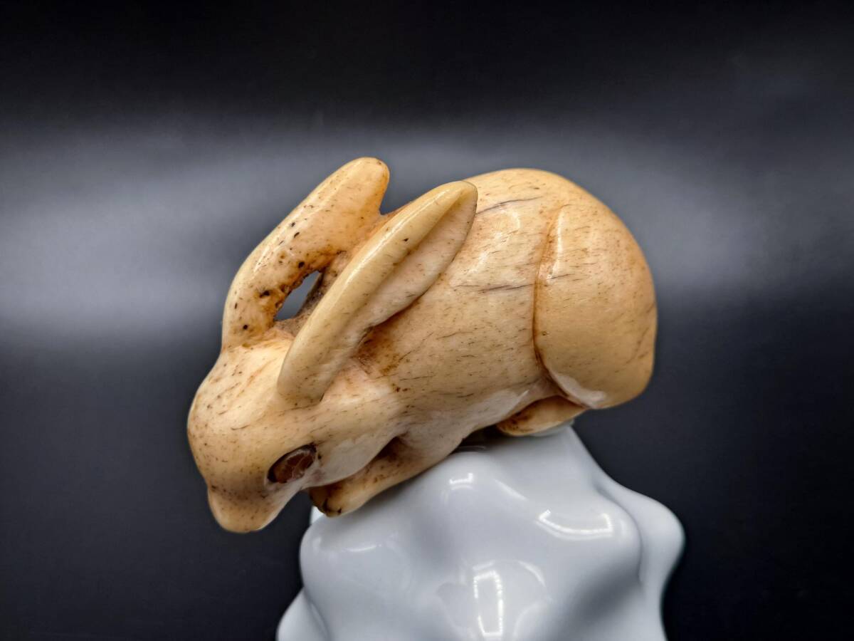 【17】19世紀・幕末明治期～「兎」意匠 無銘 骨材根付　骨董　提げ物　天然素材