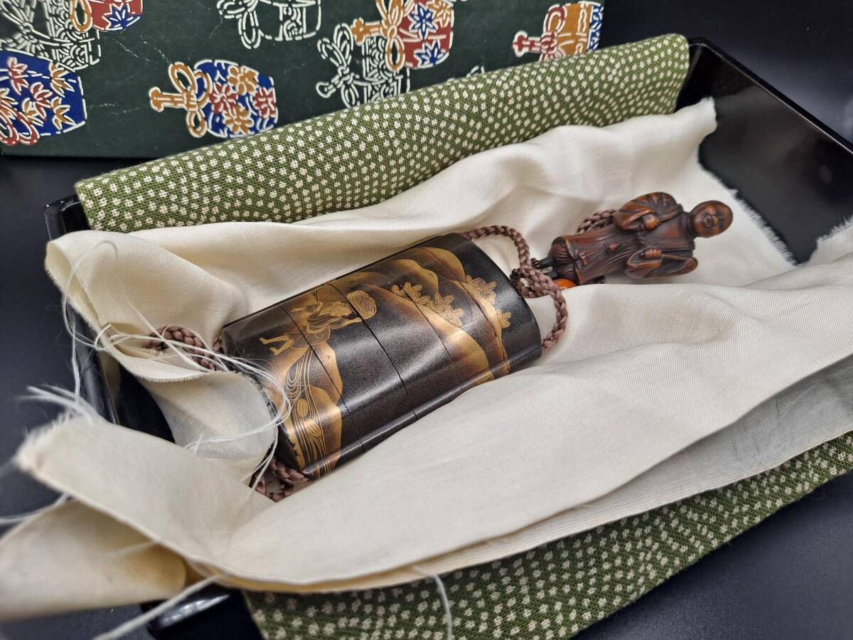【2】19世紀～「農婦 ・農夫」意匠研ぎ出し蒔絵四段印籠「農夫」？意匠 無銘 黄楊根付 瑪瑙お締め玉