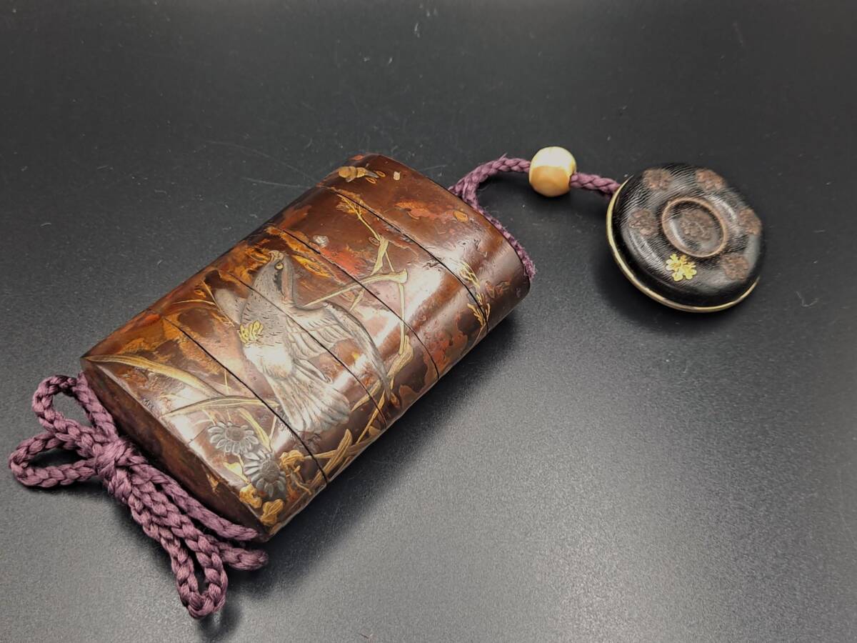 【4】19世紀～「鷹と雀に秋草花」意匠「一翁亭（齊）」銘　樺細工・高蒔絵四段印籠 玉石？お締め玉「家紋」意匠 無銘唐木饅頭根付一式