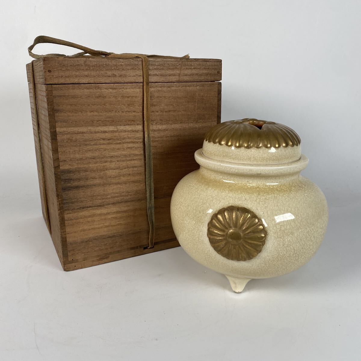 薩摩焼　香爐　香炉　金彩　菊紋　磯製　香道具　茶道具　作家　在銘　共箱　骨董品　古美術品　古薩摩　薩摩【63】