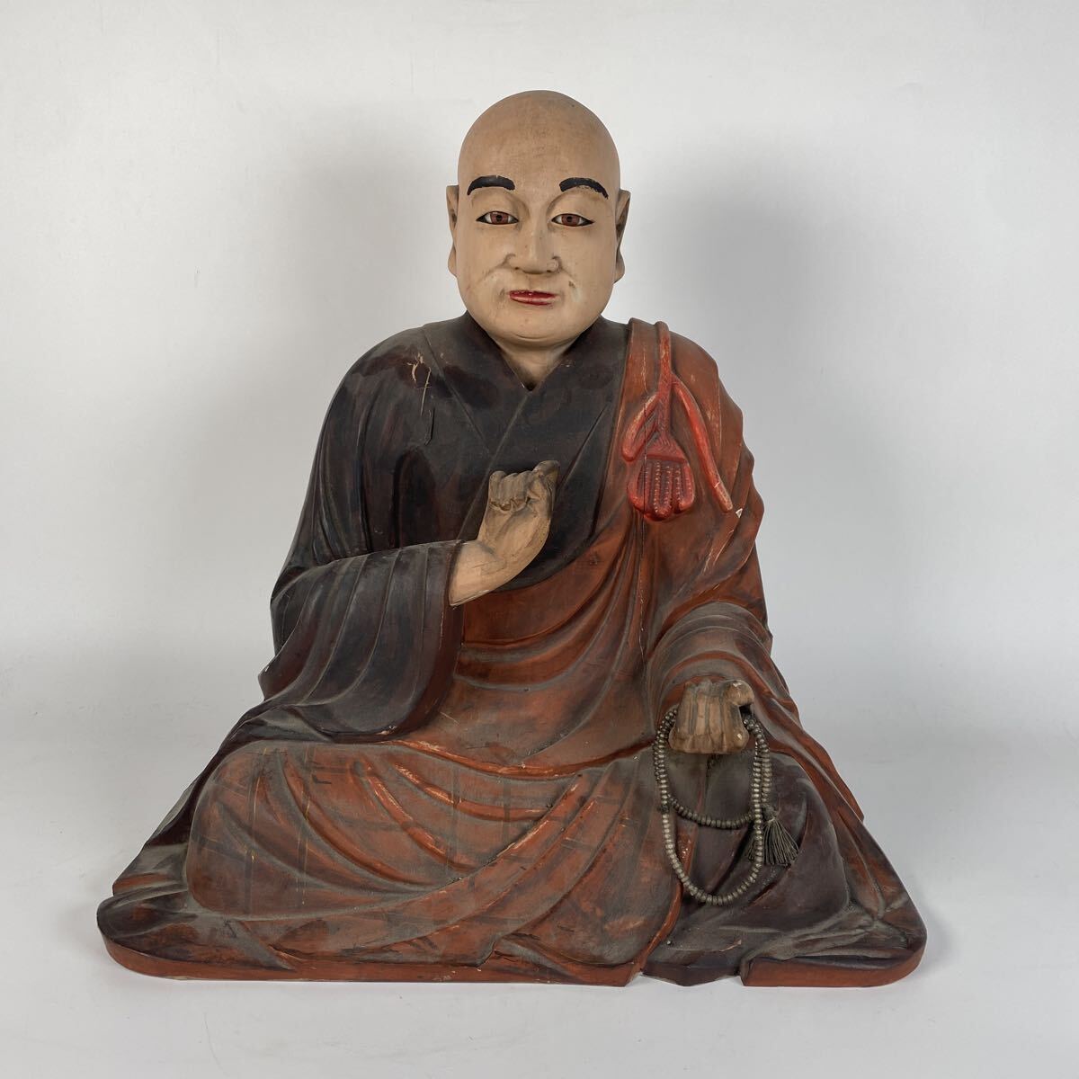 仏教美術 彩色 木彫 弘法大師 空海 座像 仏像 佛像 置物 オブジェ 時代 骨董品 古美術品 寺院 仏閣 細密彫刻 高さ42cm【63】