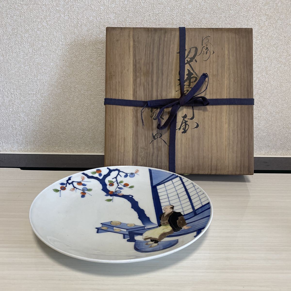 十二代 酒井田柿右衛門 錦 初代の画 額皿 飾皿 共箱付 柿右衛門 人間国宝 有田焼 陶器 器 骨董品 古美術品 作家 直径25.5cm【67】
