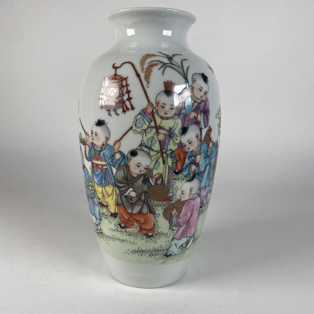 中国古美術　粉彩　色絵　唐子　漢詩　花瓶　壺　花器　洪憲年青磁　骨董品　古美術品　中国古玩　時代　唐物　高さ23cm 横13cm【611】