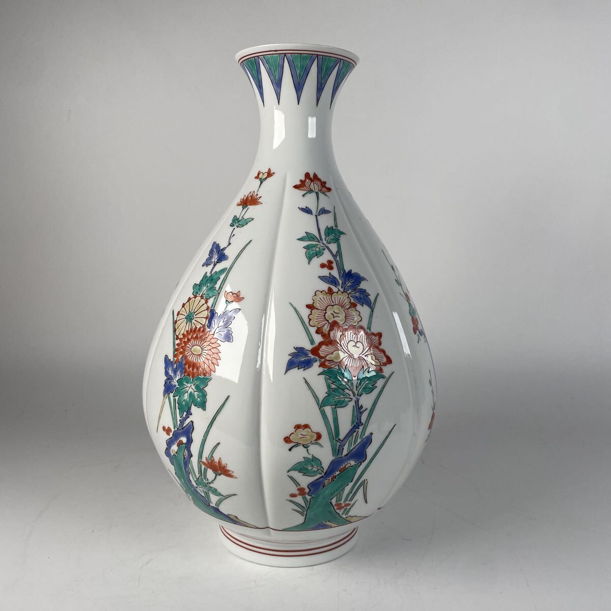 本人作　濁手　色絵　草花　花瓶　人間国宝　酒井田柿右衛門　面取　花器　花入　作家　骨董品　古美術品　高さ30.5cm 横19.5cm【611】