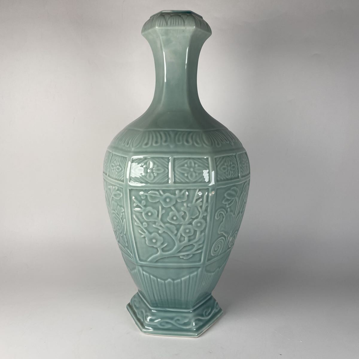 宮内庁御用達　深川製磁　青磁　陽刻　花瓶　花器　花入　骨董品　古美術品　有田焼　高さ47cm 横24cm【616】