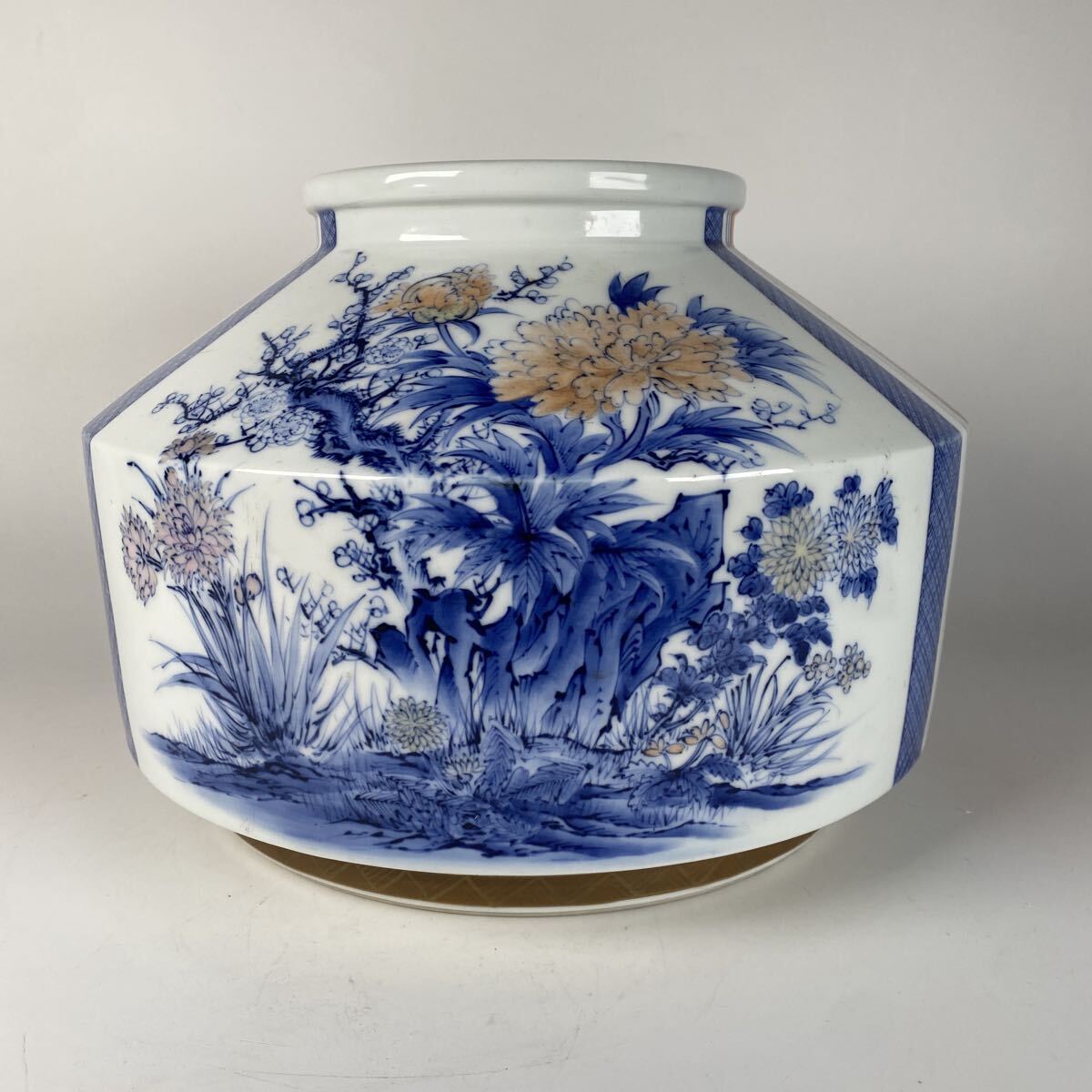 宮内庁御用達　深川製磁　色絵　牡丹　花瓶　花器　花入　骨董品　古美術品　有田焼　高さ21.5cm 横31cm【616】