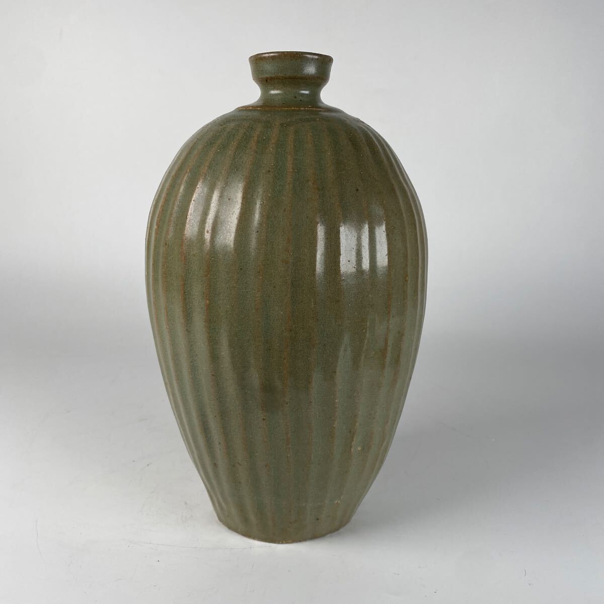 中国古美術　青磁　花瓶　花器　花入　時代　唐物　中国古玩　古陶磁　骨董品　古美術品　高麗青磁　李朝　高さ24.5cm 横14.5cm【616】