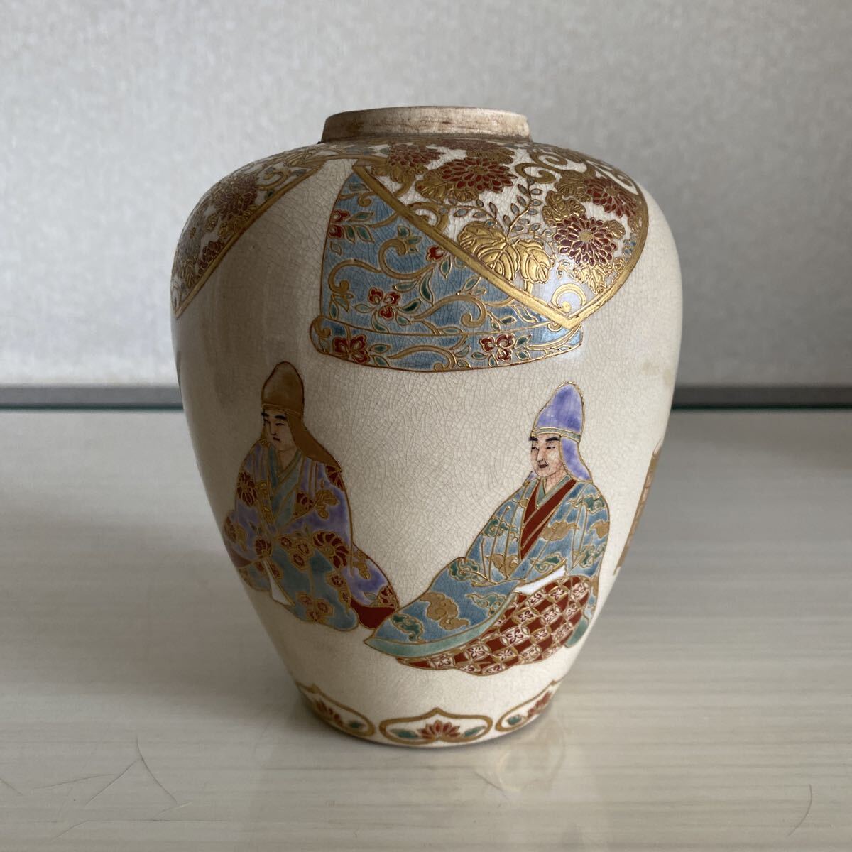 薩摩焼　金彩　人物　花瓶　壺　壷　花器　花入　古美術品　骨董品　時代　古薩摩焼　金襴手　高さ13.8cm 横11.8cm【619】
