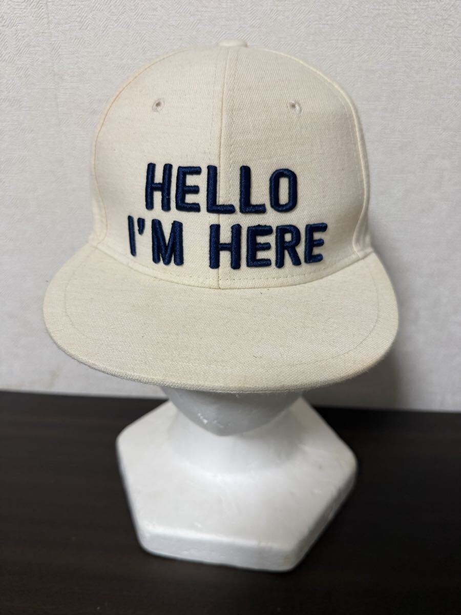 HELLO I’M HERE メッセージロゴ スナップバックキャップ オフホワイト