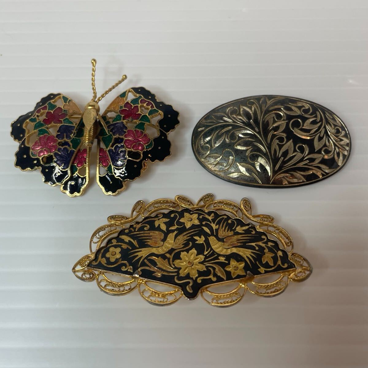 美品☆ダマスキナード ブローチ 花鳥 扇形 スペイン 象嵌細工 スペイン 伝統 蝶 七宝焼 アンティーク レトロ ヴィンテージアクセサリー