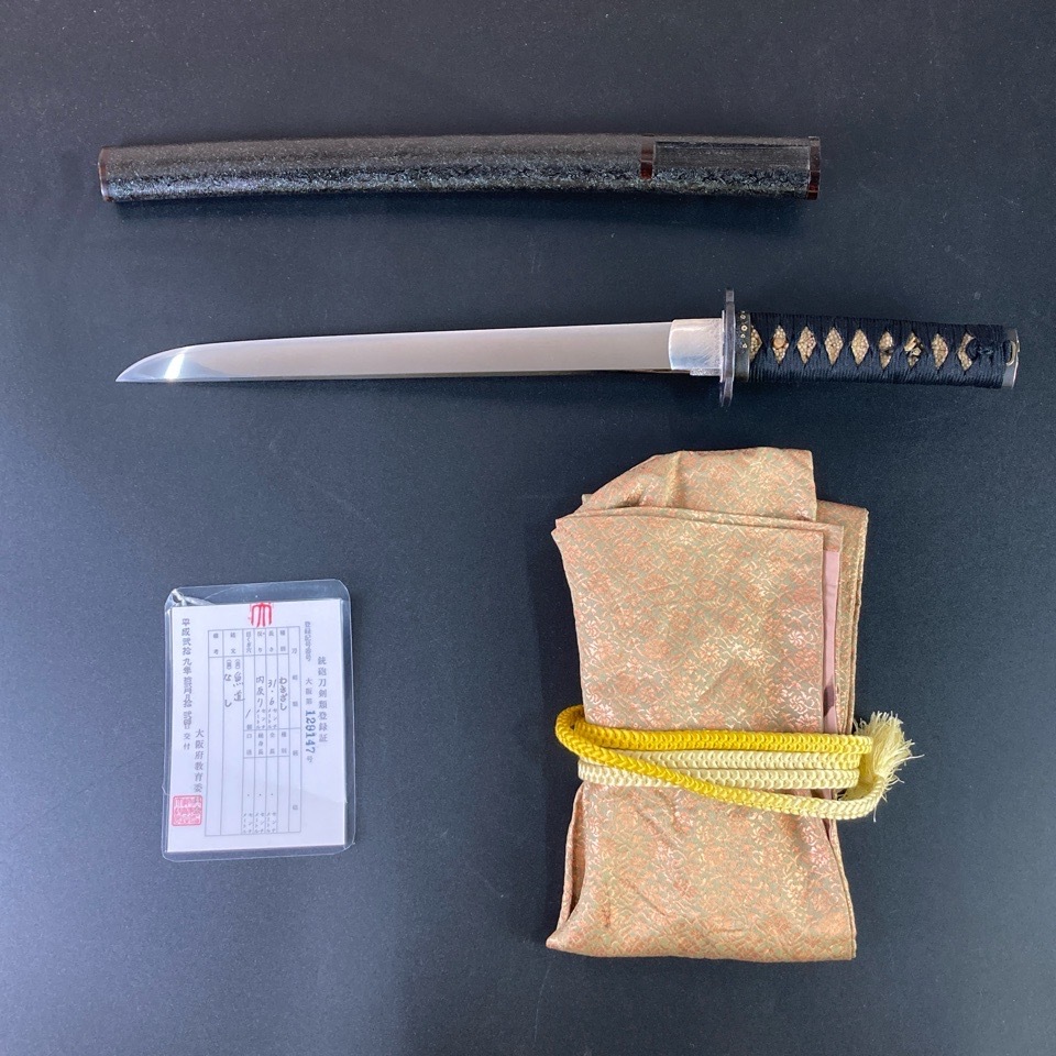 日本刀 脇差 在銘【兼道】 長さ31.6cm 内反り 目くぎ穴1個 拵え 鍔 植物図 獅子 縁頭 秋草 目貫 梅 象嵌 時代物 ※同梱不可 骨董