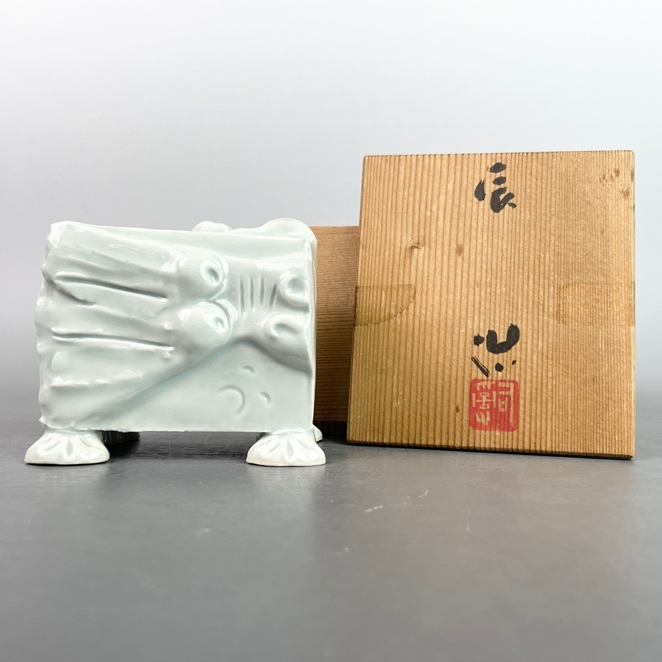 鈴木治 青白磁 辰 置物 共箱 陶磁器 オブジェ 置物 骨董