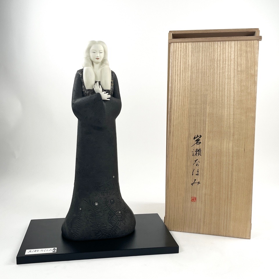 岩瀬なほみ 作 「森閑 」 箱付 台座付 木彫 人形 彫刻 オブジェ 置物 ※同梱不可 骨董